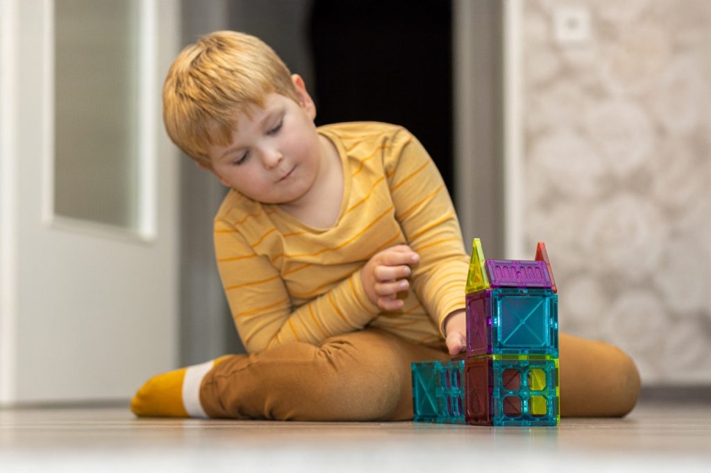 Kids playing with magnetic tiles